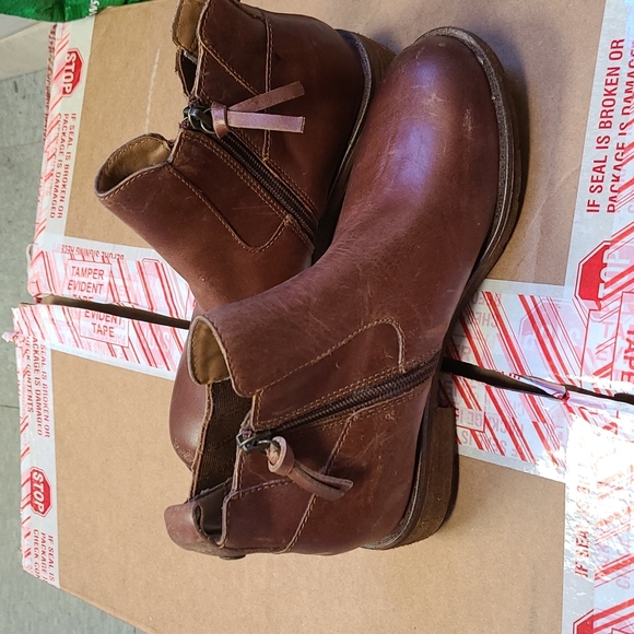 Used Sofft Brown Leather Zip Booties 6 - Picture 5 of 6
